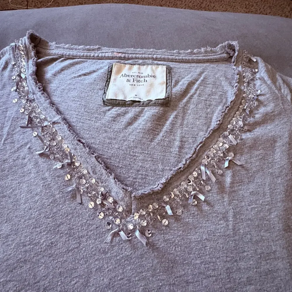 Y2K Abercrombie & Fitch Beaded V Neck Tee Raw Edge McBling Fairy Grunge M - Picture 5 of 6